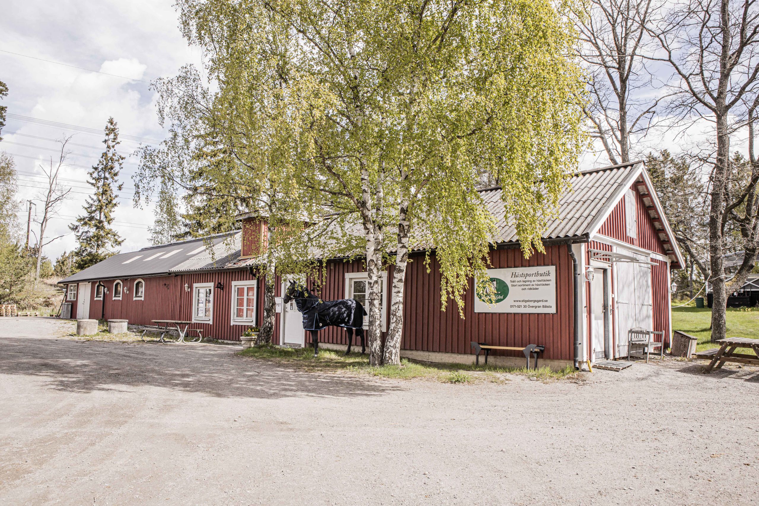 Entrén till Stigsbergs Gårds butik på Hjälstaleden i Bålsta