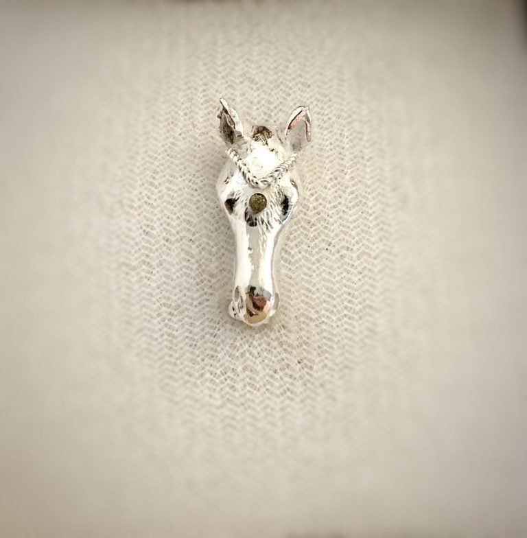 Tävlingsbrosch "Honesty silver – Maria Wolmestam