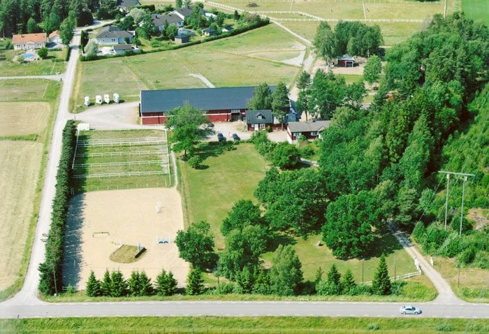 Flygfoto över Stigsbergs Gård utanför Bålsta