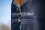 Aloga Pro Mesh Cooler. Högandningsbart cooler-täcke som är tillverkat i 3D-airmesh som gör att kroppsvärmen lätt kan avdunsta genom tyget samtidigt som det ger god luftcirkulation medan hästen bär täcket.
